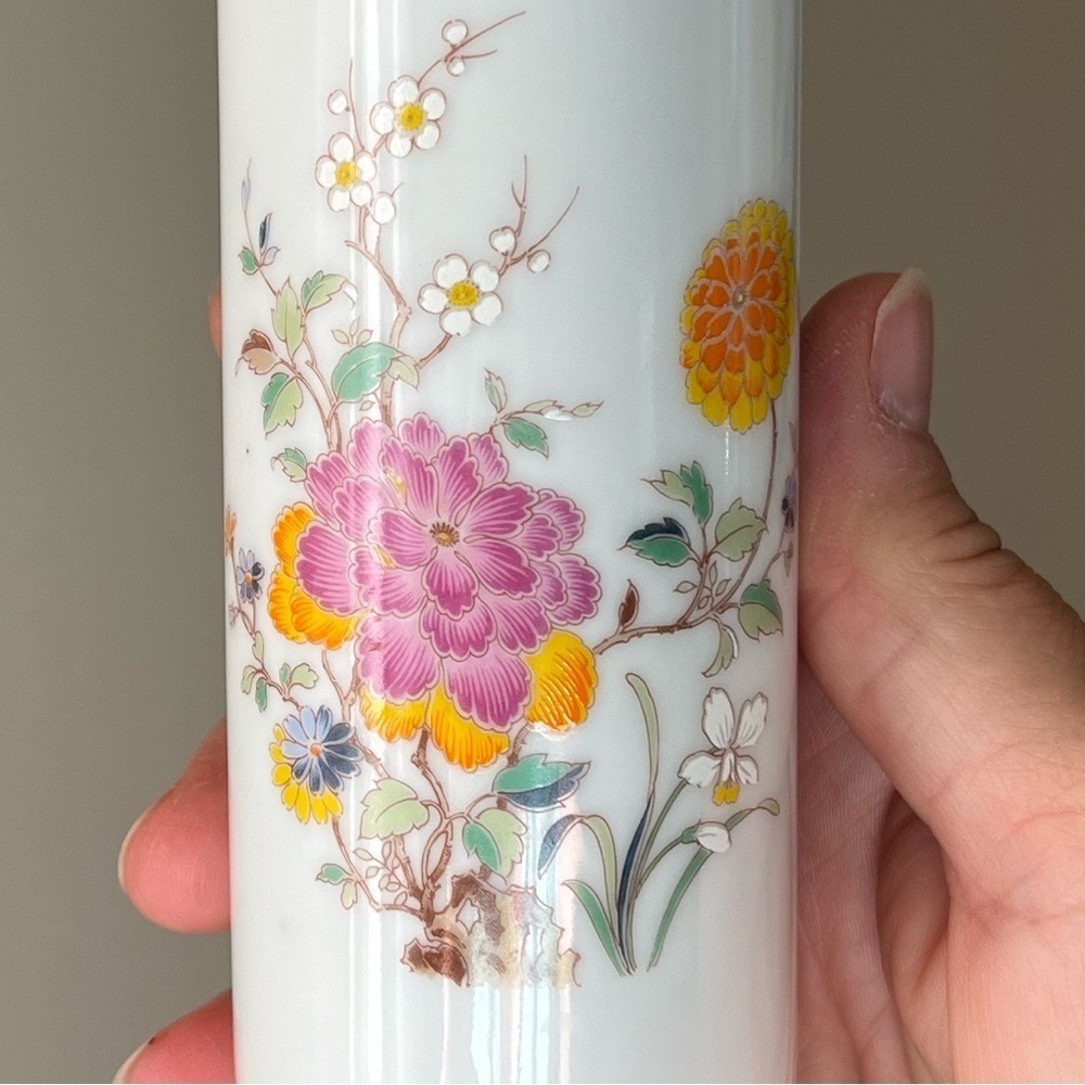 Trina Floral White Porcelain Vase Made in Japan - Picture 14 of 15